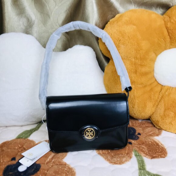 Tory Burch Handbags - TORY BURCH ROBINSON shoulder bag.